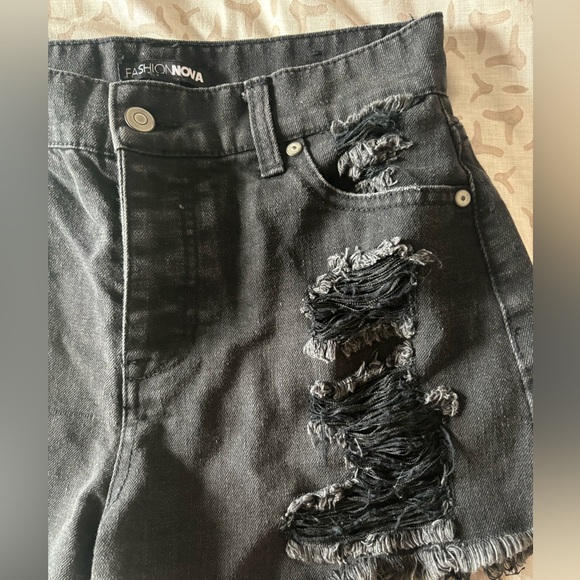 Fashion Nova ripped shorts - Picture 3 of 4